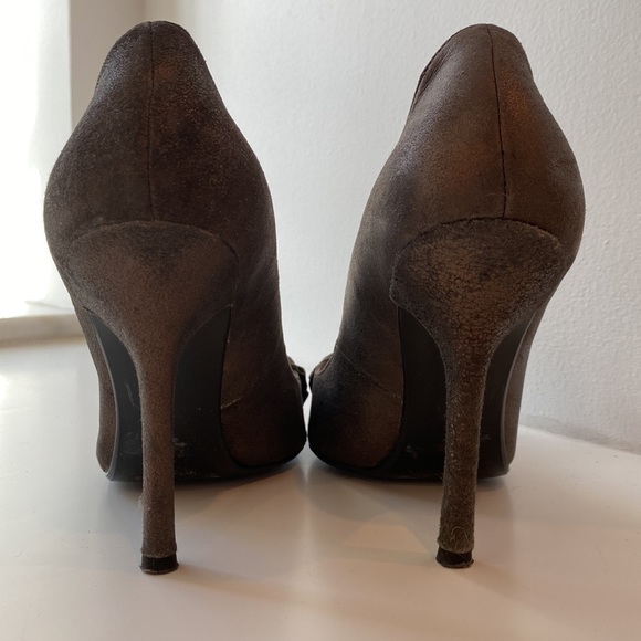 GUESS Suede Brown Bronze Bow Heels - Picture 5 of 8
